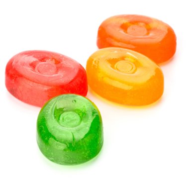 Dört renkli meyve sert şekerler, haşlanmış şeker veya şeker Erik izole beyaz arka plan kesme şeker