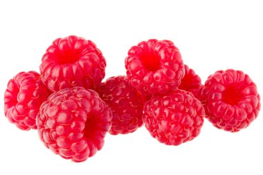 Beyaz arka planda izole edilmiş olgun ahududular. 