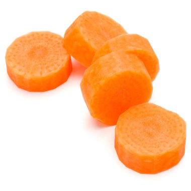 Beyaz arka plan kesme izole doğranmış havuç dilimleri