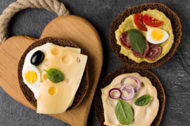 Açık yüzlü sandviç kanepe veya crostini ahşap hizmet boa üzerinde