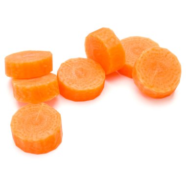 Beyaz arka plan kesme izole doğranmış havuç dilimleri