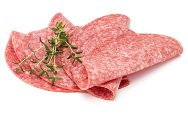 Beyaz arka planda izole edilmiş salam tütsülenmiş sosis dilimleri