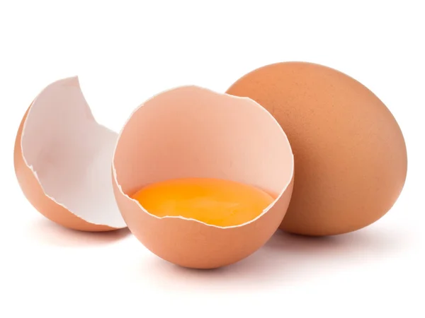Uovo rotto a metà guscio d'uovo e uovo crudo isolato su dorso bianco — Foto Stock