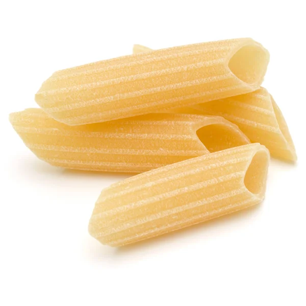 Massa italiana isolada sobre fundo branco. Pennoni. Penne rigat — Fotografia de Stock