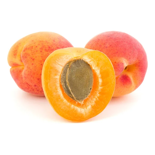 Три фрукта абрикоса, выделенных на белом фоне — стоковое фото