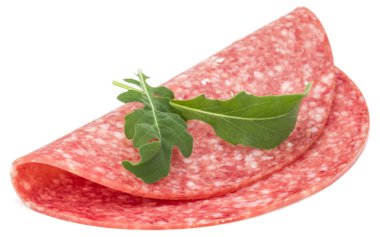 Beyaz arka planda izole edilmiş salam tütsülenmiş sosis dilimleri