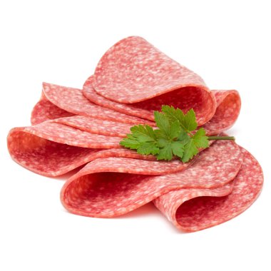 Beyaz arka planda izole edilmiş salam tütsülenmiş sosis dilimleri