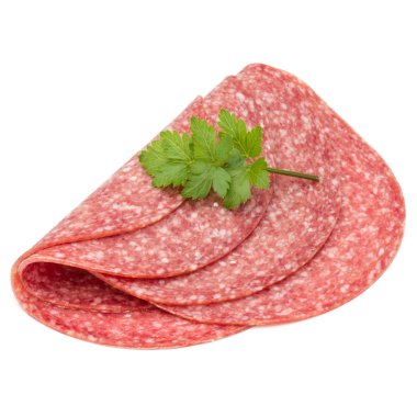 Beyaz arka planda izole edilmiş salam tütsülenmiş sosis dilimleri