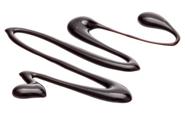 Beyaz arkaplanda izole edilmiş çikolata şurubu damlası