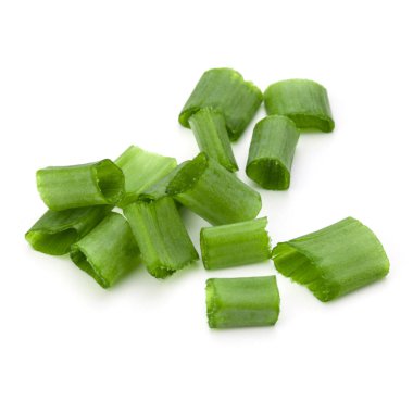 doğranmış taze soğan veya beyaz arka plan kesme izole yeşil soğan