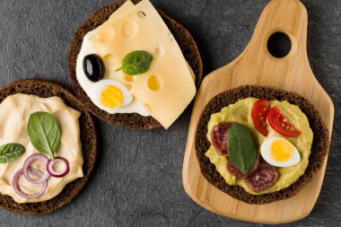 Açık yüzlü sandviç kanepe veya crostini ahşap hizmet boa üzerinde