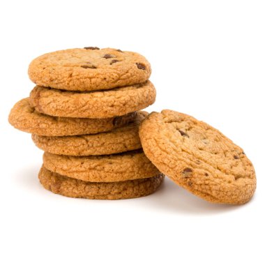 Beyaz arka plan üzerinde izole çikolatalı kurabiye yığılmış. SWE