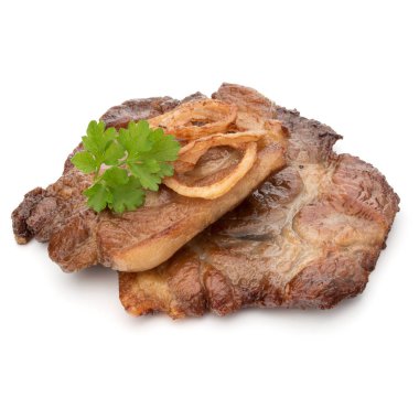 Kızarmış domuz eti maydanoz bitki yaprakları ve soğan dilimleri ile pişmiş