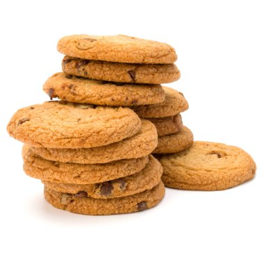 Beyaz arka plan üzerinde izole çikolatalı kurabiye yığılmış. Tatlı bisküvi. Ev yapımı pasta.