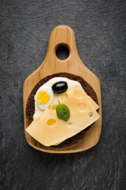 Açık yüzlü peynir sandviç kanepe veya crostini üzerinde ahşap bir servi