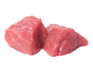 Çiğ kıyılmış sığır et parçaları ou om beyaz arka plan izole