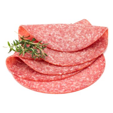 Beyaz arka planda izole edilmiş salam tütsülenmiş sosis dilimleri