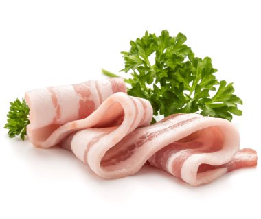  Beyaz arka plan üzerinde cu izole dilimlenmiş domuz pastırması ve maydanoz yaprakları