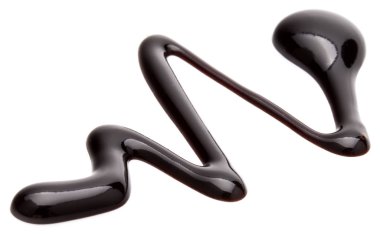 Beyaz arkaplanda izole edilmiş çikolata şurubu damlası