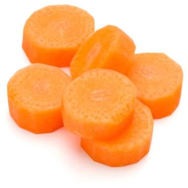 Beyaz arka plan kesme izole doğranmış havuç dilimleri