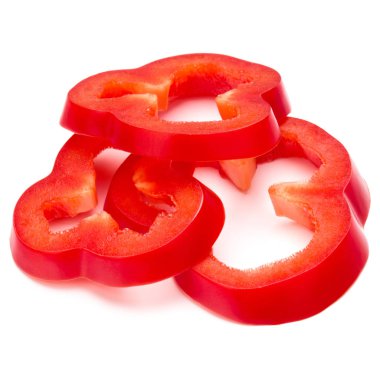 Kırmızı tatlı dolmalık biber dilimleri beyaz arka planda izole edilmiş.