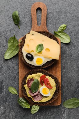 Açık yüzlü sosis sandviç kanepe veya crostini üzerinde ahşap bir servi