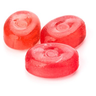 Üç renkli meyve sert şekerler, haşlanmış şeker veya şeker Erik izole beyaz arka plan kesme şeker