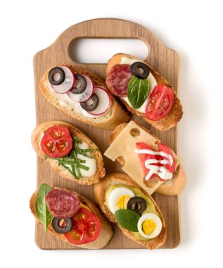 Açık yüzlü sandviç kanepe veya crostini bir ahşap hizmet kurulu
