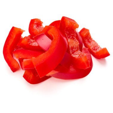 Beyaz arka plan üzerinde izole şeritler dilimlenmiş kırmızı tatlı dolmalık biber