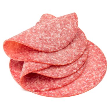 Beyaz arka planda izole edilmiş salam tütsülenmiş sosis dilimleri