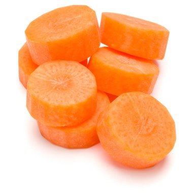 Beyaz arka plan kesme izole doğranmış havuç dilimleri