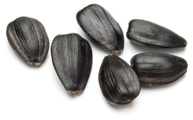 Beyaz arkaplanda izole edilmiş ayçiçeği tohumları yakın plan