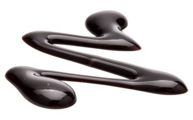 Beyaz arkaplanda izole edilmiş çikolata şurubu damlası