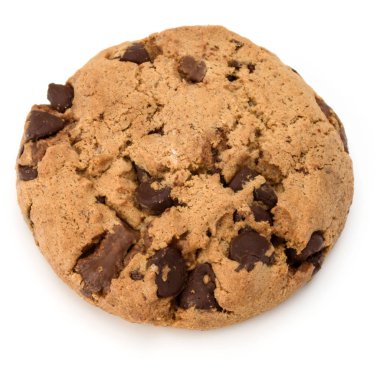 Beyaz arka plan üzerinde izole bir çikolata parçalı kurabiye. Tatlı bisküvi. Ev yapımı pasta.