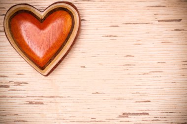 Rustik ahşap zemin üzerinde bir ahşap kalp. Valentines gün konsantrasyon