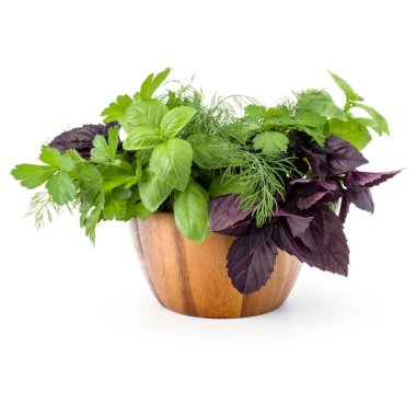 Taze baharatlar ve otlar üzerinde beyaz backgr izole hasır sepet