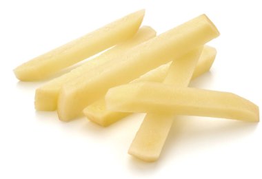 Beyaz arka planda izole edilmiş patates kızartması için hazırlanmış çiğ patates dilimleri.