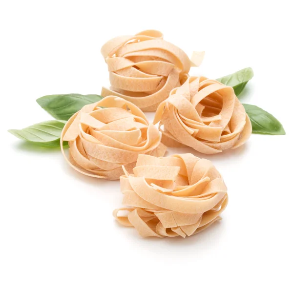 Ιταλικά ζυμαρικά φετουτσίνι φωλιά και απομονωμένα φύλλα βασιλικού της Πεντηκοστής — Φωτογραφία Αρχείου