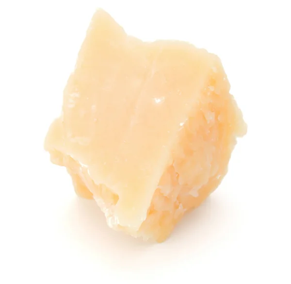 ホワイト バック グラウンド素材に分離された 1 つのパルメザン チーズの切れ端 — ストック写真