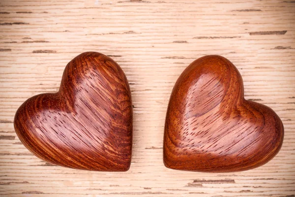 Δύο ξύλινες καρδιές σε ρουστίκ ξύλινα φόντο. Con ημέρες του Αγίου Βαλεντίνου — Φωτογραφία Αρχείου