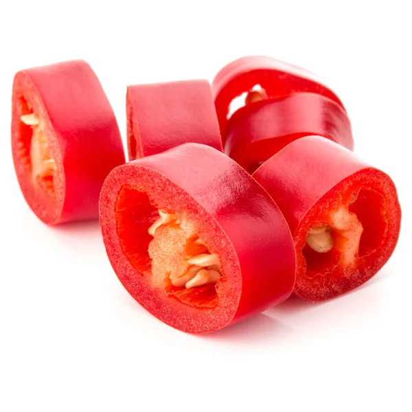 Pimenta vermelha fatiada ou pimenta caiena de pimenta isolada em bac branco — Fotografia de Stock