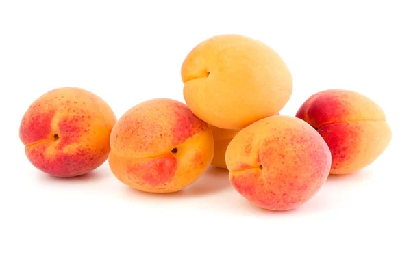 Ein Bund Aprikosenfrüchte Isoliert Auf Weißem Hintergrund — Stockfoto