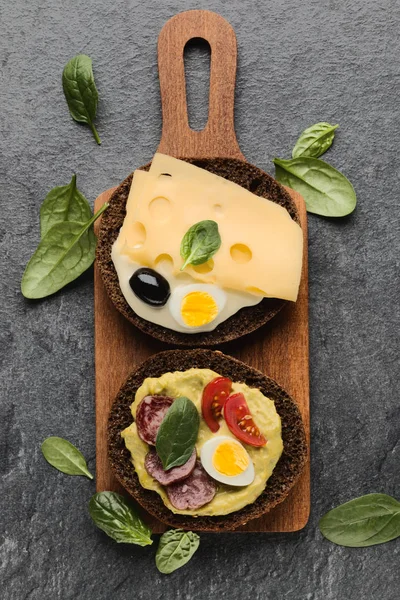 Canapé sandwich de salchicha o crostini con cara abierta en un servi de madera —  Fotos de Stock