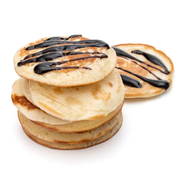 Pfannkuchen stapeln sich mit Schokoladensirup auf weißem Hintergrund — Stockfoto