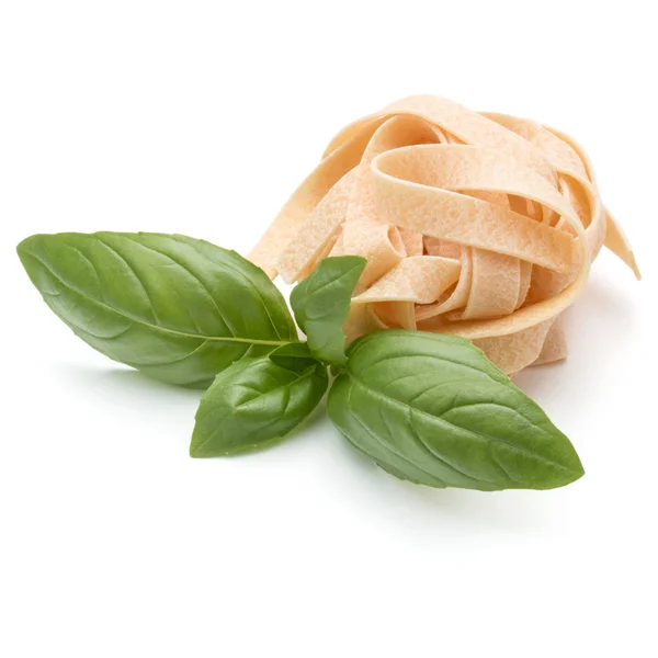 Italské těstoviny fettuccine hnízdo a bazalkovými listy izolované na Svatodušní — Stock fotografie