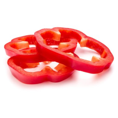 Kırmızı tatlı dolmalık biber dilimleri beyaz arka planda izole edilmiş.