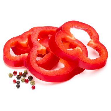 Kırmızı tatlı dolmalık biber dilimleri beyaz arka planda izole edilmiş.