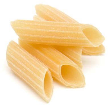 Beyaz arka plan üzerinde izole makarna çeşitleri. Pennoni. Penne rigate.
