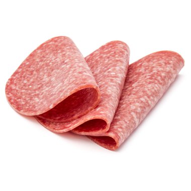 Beyaz arka planda izole edilmiş salam tütsülenmiş sosis dilimleri