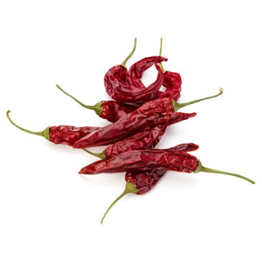 Kurutulmuş kırmızı biber veya kırmızı biber biber beyaz arkasında izole